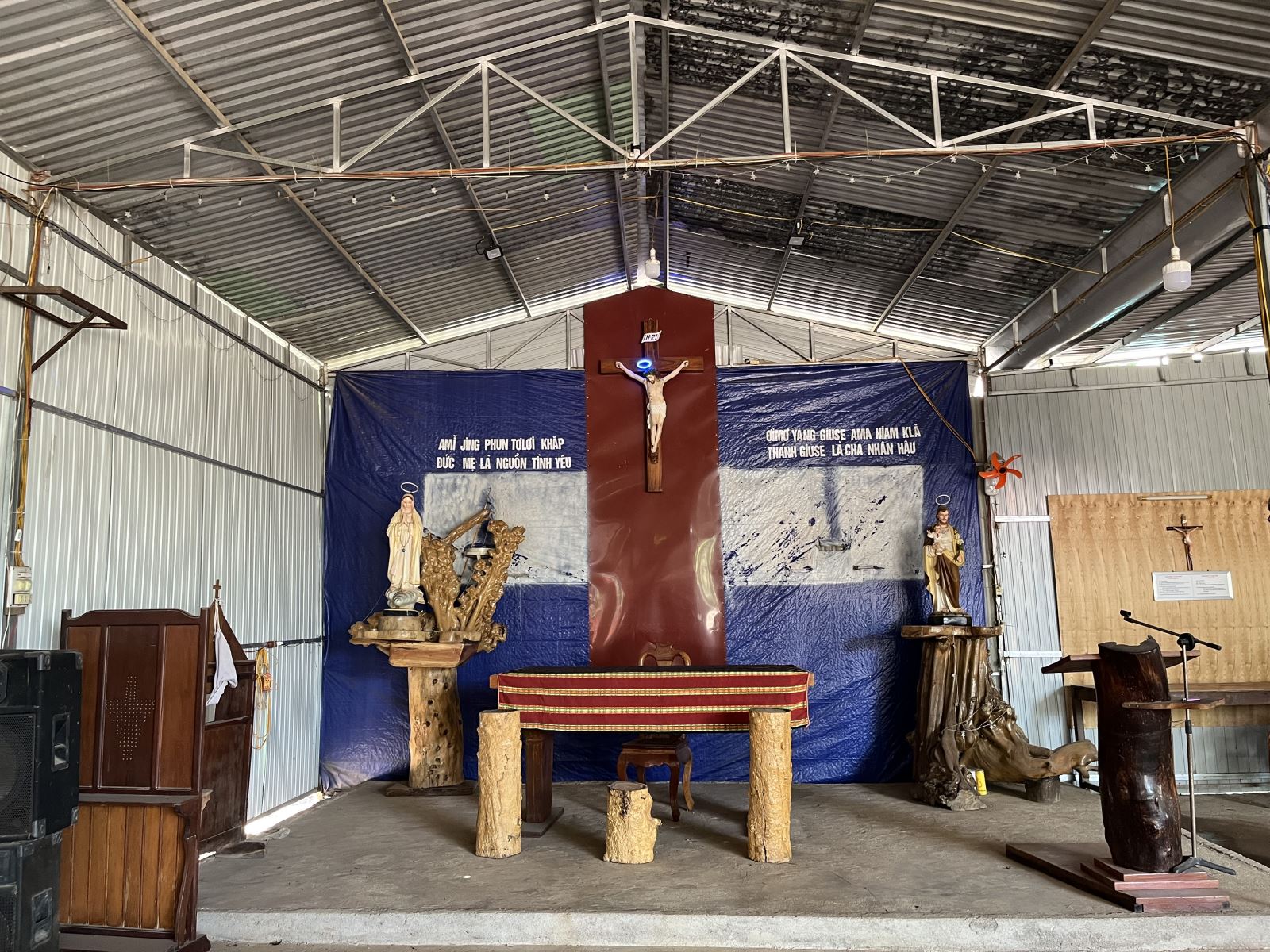 1-nha-nguyen-cua-cong-doan-tin-huu-gia-rai-giao-ho-ea-le Người tân tòng Gia Rai vượt 130 cây số mang Mình Thánh Chúa cho giáo buôn