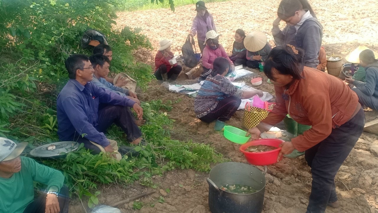 2-mot-buoi-lao-dong-don-dep-cua-giao-buon Người tân tòng Gia Rai vượt 130 cây số mang Mình Thánh Chúa cho giáo buôn