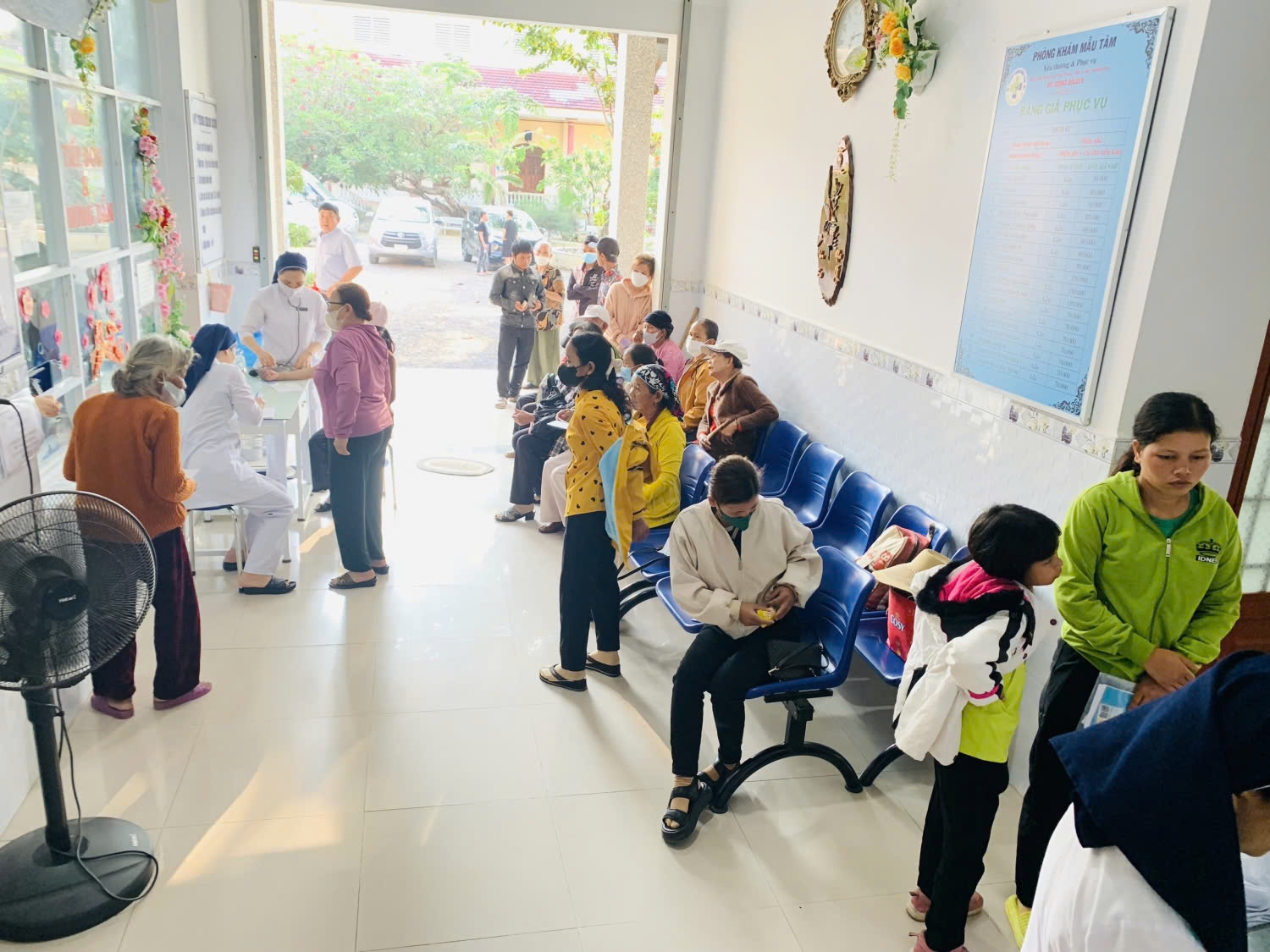 img024 Những thầy thuốc đội lúp xanh