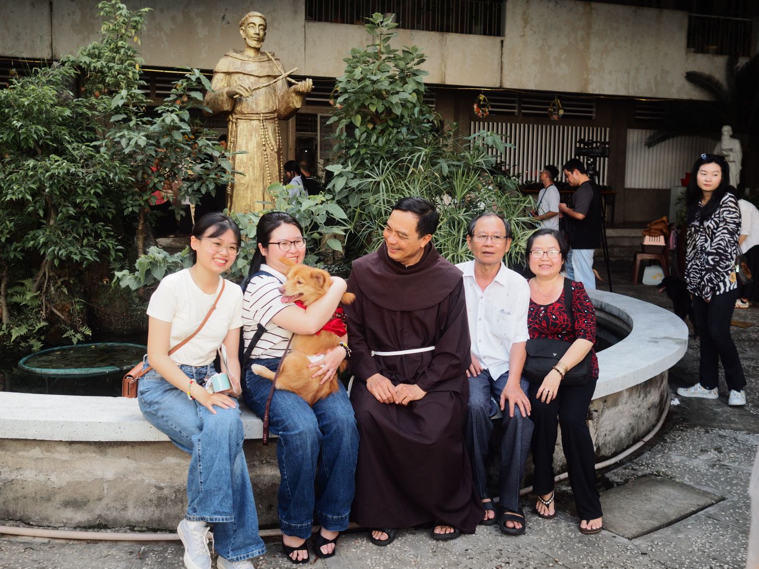 pa050825-1 Chúc lành cho các loài vật