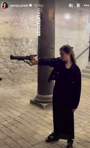 politician-reported-to-police-after-shooting-picture-of-baby-jesus-in-the-head-3 1 Chính trị gia Thụy Sĩ ra hầu tòa sau khi công khai phạm Thánh