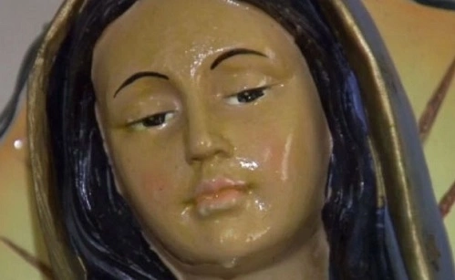 statueofthevirginmaryappearstobeweeping-1462941450 Phép lạ: Tượng Đức Mẹ chảy nước mắt liên tục trong 18 tháng