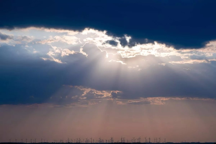 0rays-of-light-shining-through-dark-clouds-god-rays-sun-rays-16465717-1765632642224-17656326473901412421723 Người phụ nữ ngừng tim 11 phút kể rằng đã thấy thiên đàng, địa ngục