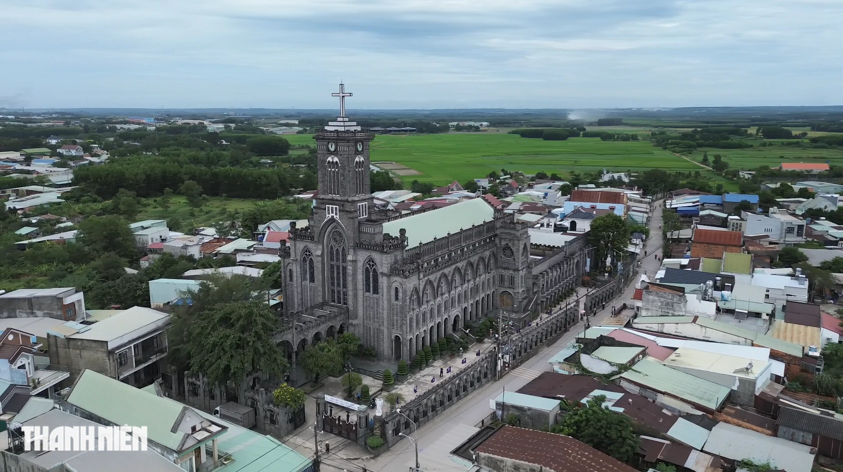 edit_photo_okyhdiqvzq-1765385157 Nhà thờ duy nhất ở Đồng Nai được xây hoàn toàn bằng đá magma