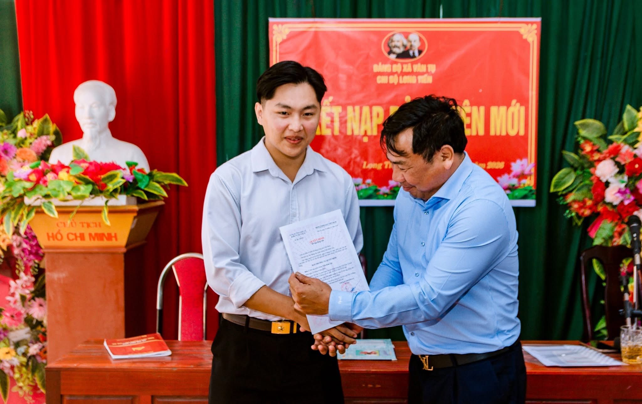 1 Giáo dân GP Vinh tuyên thệ kết nạp Đảng - sự phản bội đức tin Công giáo?