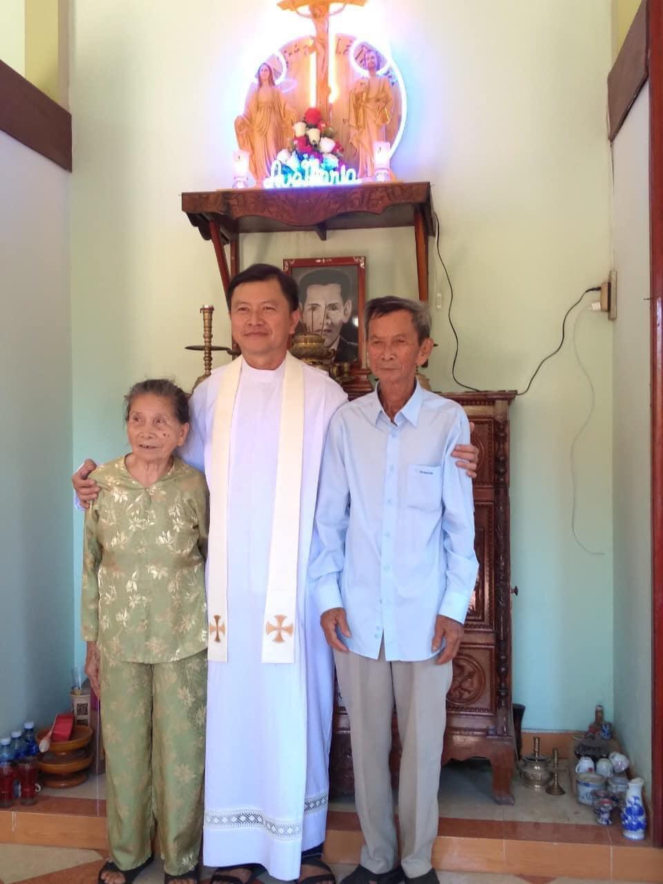 Từ Tân Tòng trở thành Linh Mục rồi rửa tội cho Cha Mẹ của mình