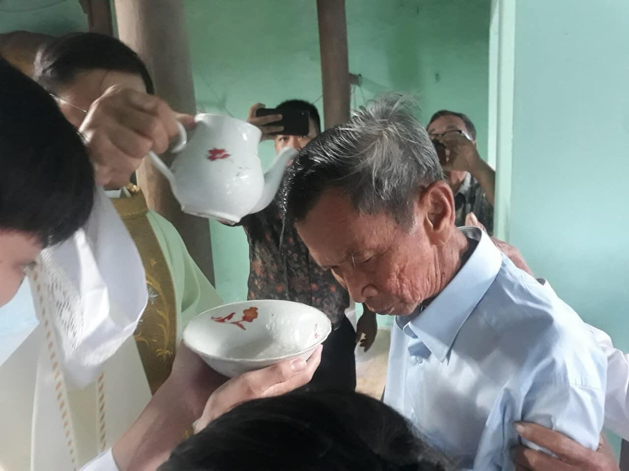 Từ Tân Tòng trở thành Linh Mục rồi rửa tội cho Cha Mẹ của mình