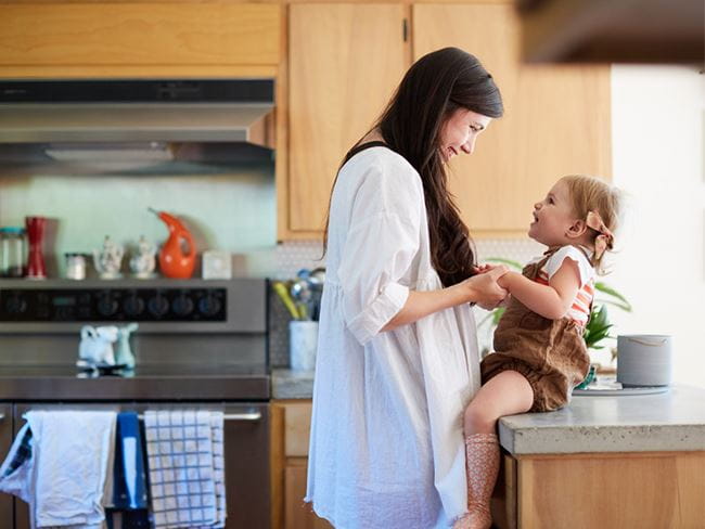love_family-mother-and-daughter-in-kitchen_credit-lightstock 18 câu Kinh Thánh tiếp sức mạnh cho các bà mẹ đơn thân
