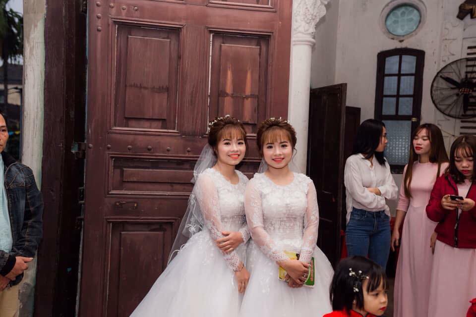 500863363998906239203115462854253372506112n-15478793723511604516273 2 chị em Công giáo sinh đôi học cùng trường, lấy chồng cùng một ngày