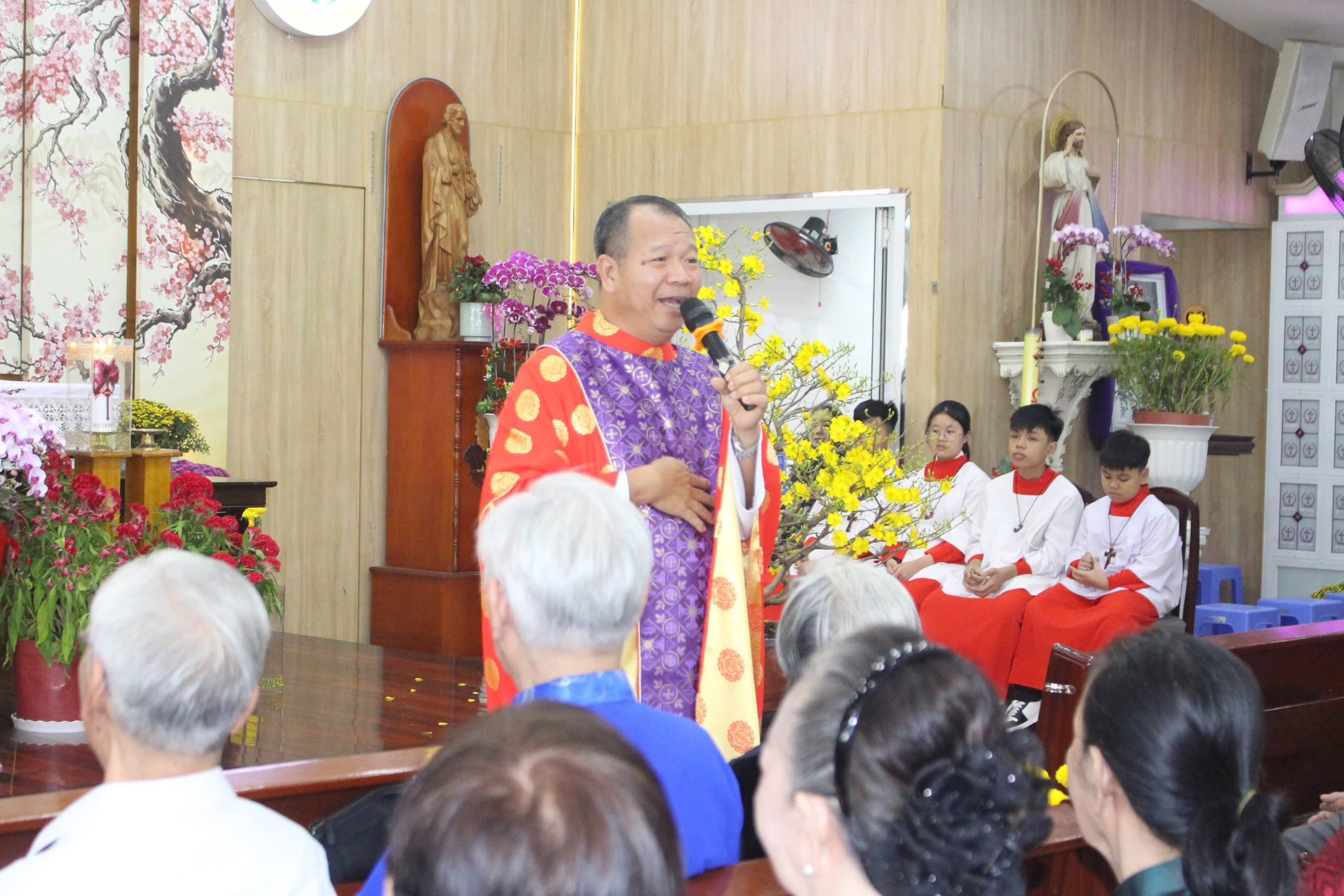 638107481_1369858915183424_5795312661295159604_n Tranh cãi về phẩm phục Linh mục trong Thánh lễ mùng 2 tết tại 1 Giáo xứ
