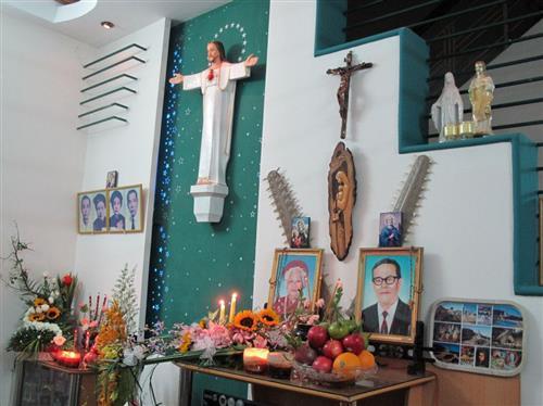 ban-tho-gia-tien Cách trang trí bàn thờ Công Giáo ngày Tết đúng phong tục