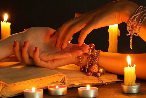 Có nên đi xem bói, xin xăm'vận hạn' đầu năm cho biết?
