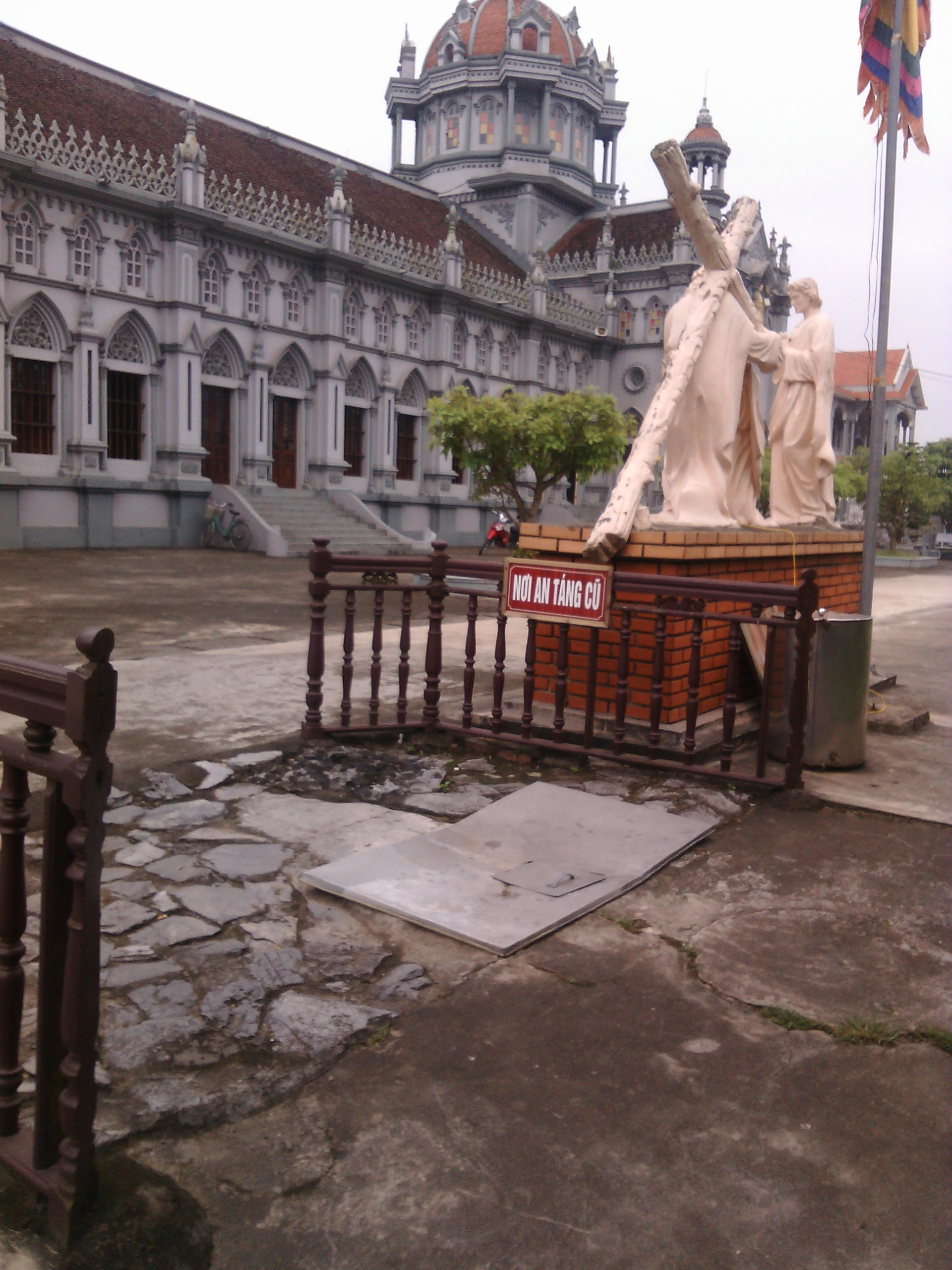 Màu đỏ nghi là Máu của vị tử đạo hàng Trăm Năm khi cải táng tại Gx Liên Thủy, GP Bùi Chu