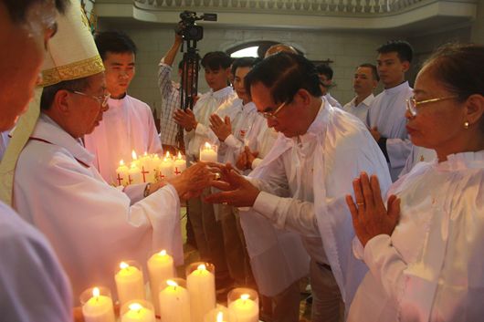 ruatoi_0589-jpg-ashx_ 13 người trong gia đình cùng chịu phép Rửa Tội trong 1 ngày