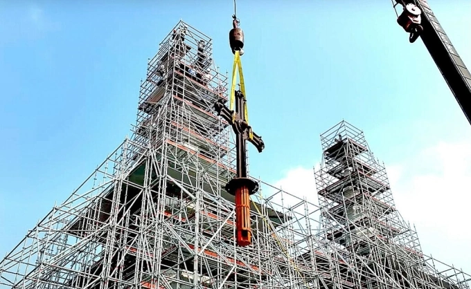 ba-n-sao-z4165482597995-16ed43-3781-4994-1773641358 Đưa hai Thánh giá 400 kg mạ vàng lên đỉnh Nhà thờ Đức Bà