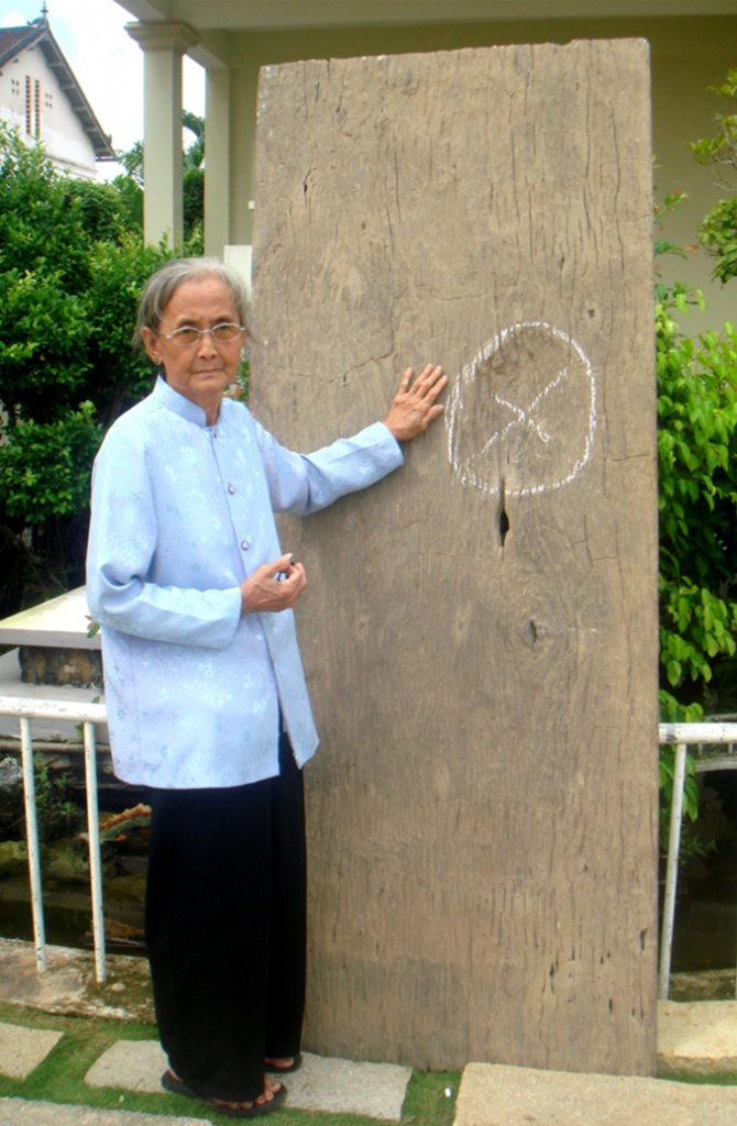 chung-tich_-nguoi_-tu_-hoa_-nguc1_ Bà Tám (vợ của ông Biện Nguyễn Văn Nhung) và tấm ván hiện giờ. Ảnh chụp ngày 8 / 10 / 2011, tại khuôn viên nhà thờ Cái Mơn.