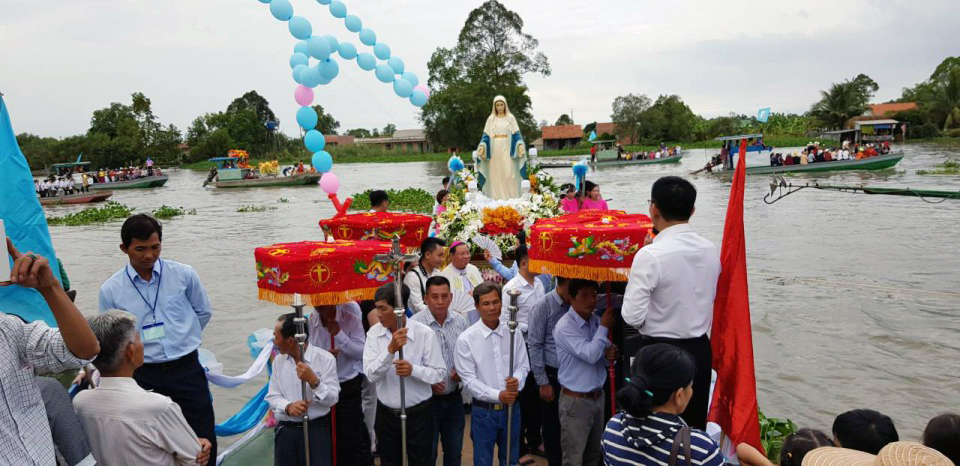 Đức Mẹ hiện ra giữa sông Vàm Cỏ Tây(ở Nhà thờ Sông Xoài) rất linh thiêng