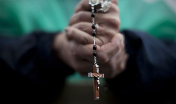 linh-muc-va-nguoi-ngheo-bia Nghẹn ngào cảm động chuyện của 1 Linh Mục Việt Nam