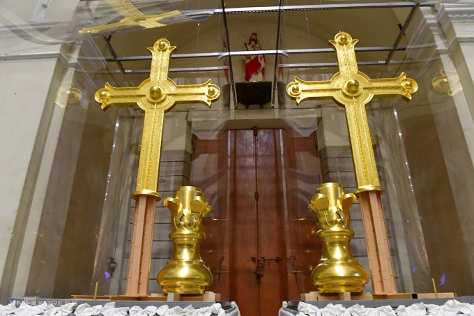 thanhgia-3-6850-1773641358-177-7125-3953-1773643616-1 Đưa hai Thánh giá 400 kg mạ vàng lên đỉnh Nhà thờ Đức Bà