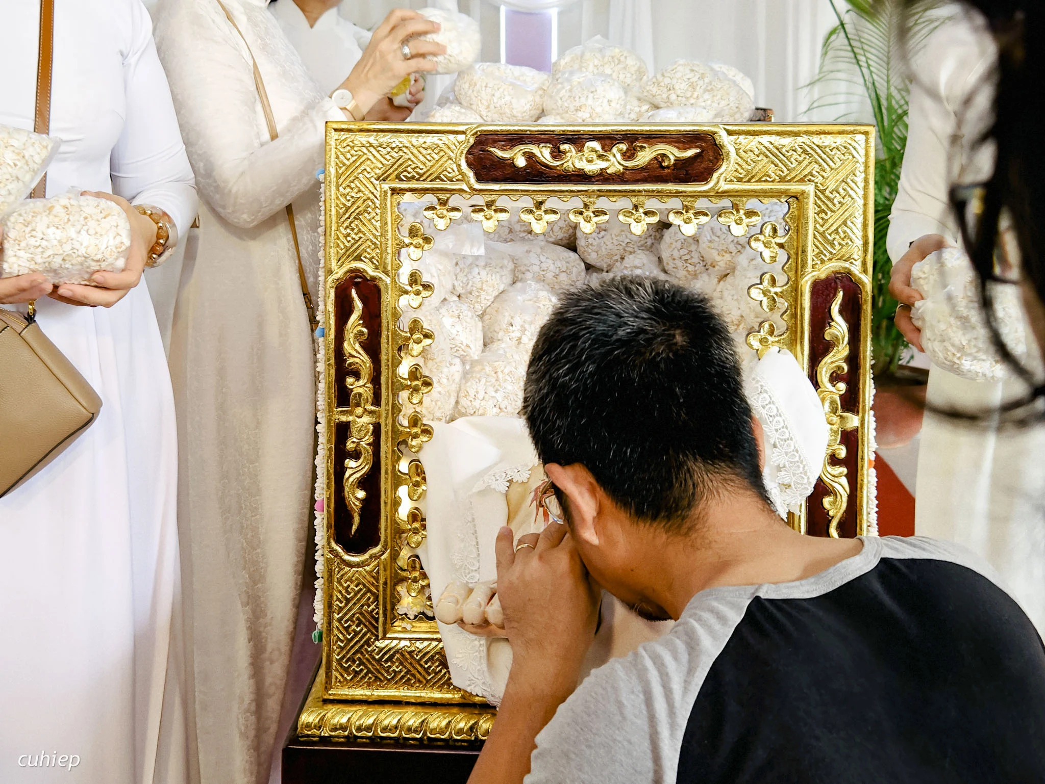 6389046_hon_chan_chua_cuhiep12 Không hôn chân Chúa có tội không?