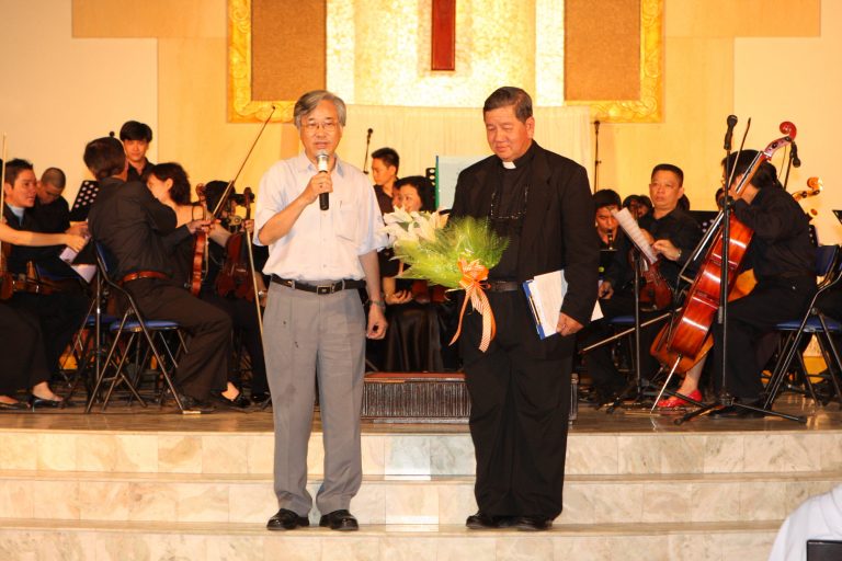 pgs-hoang_cuong-768x512-1-1 Nhạc sĩ Hoàng Cương với MC – LM Yuse Tiến Lộc giao lưu trong chương trình Giai điệu vĩnh hằng tại nhà thờ Đa Minh – Ba Chuông, năm 2008. Ảnh: Tư liệu